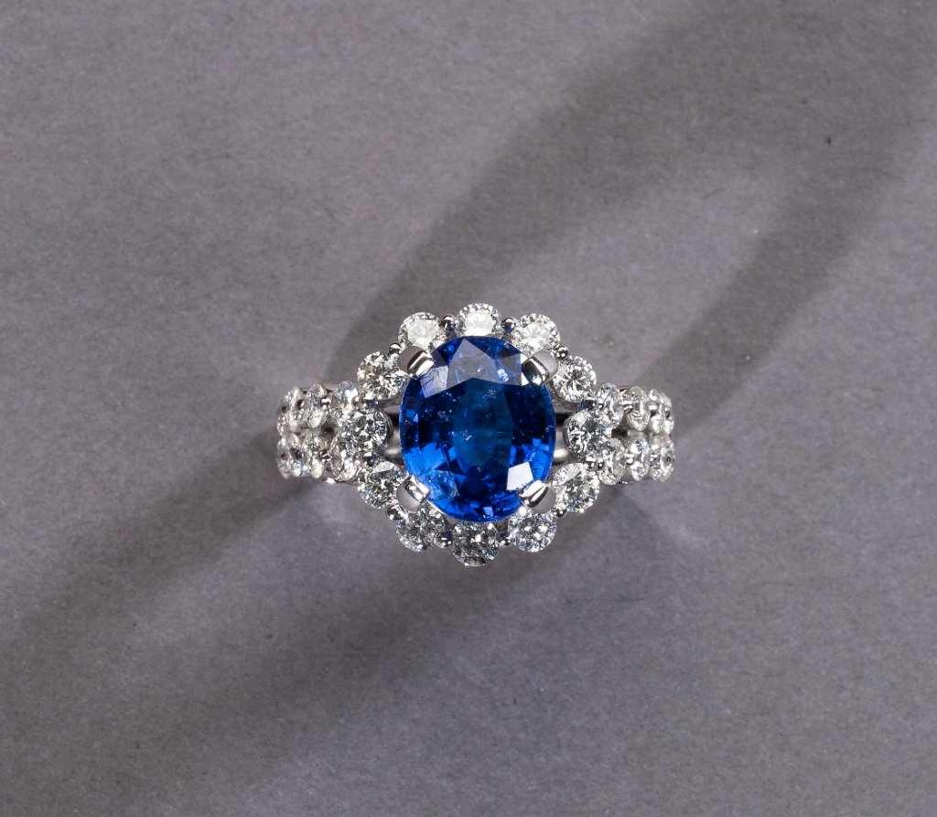 Feiner Saphir-/Brillantring. Mittig leuchtend blauer Saphir ca. 3,60 ct. Brillanten ca. 1,84 ct.