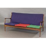 Lounge Sofa. Organisch geformtes Gestell mit losen Kissen. Teak (massiv). Entwurf Eric Andersen