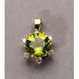 Feiner Peridotanhänger. Runder facettierter Peridot ca. 6,39 ct. Brillanten ca. 0,38 ct. Fassung