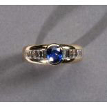 Hochfeiner Saphir-/Diamantring. Ovaler, antik facettierter, blauer Saphir ca. 0,99 ct.
