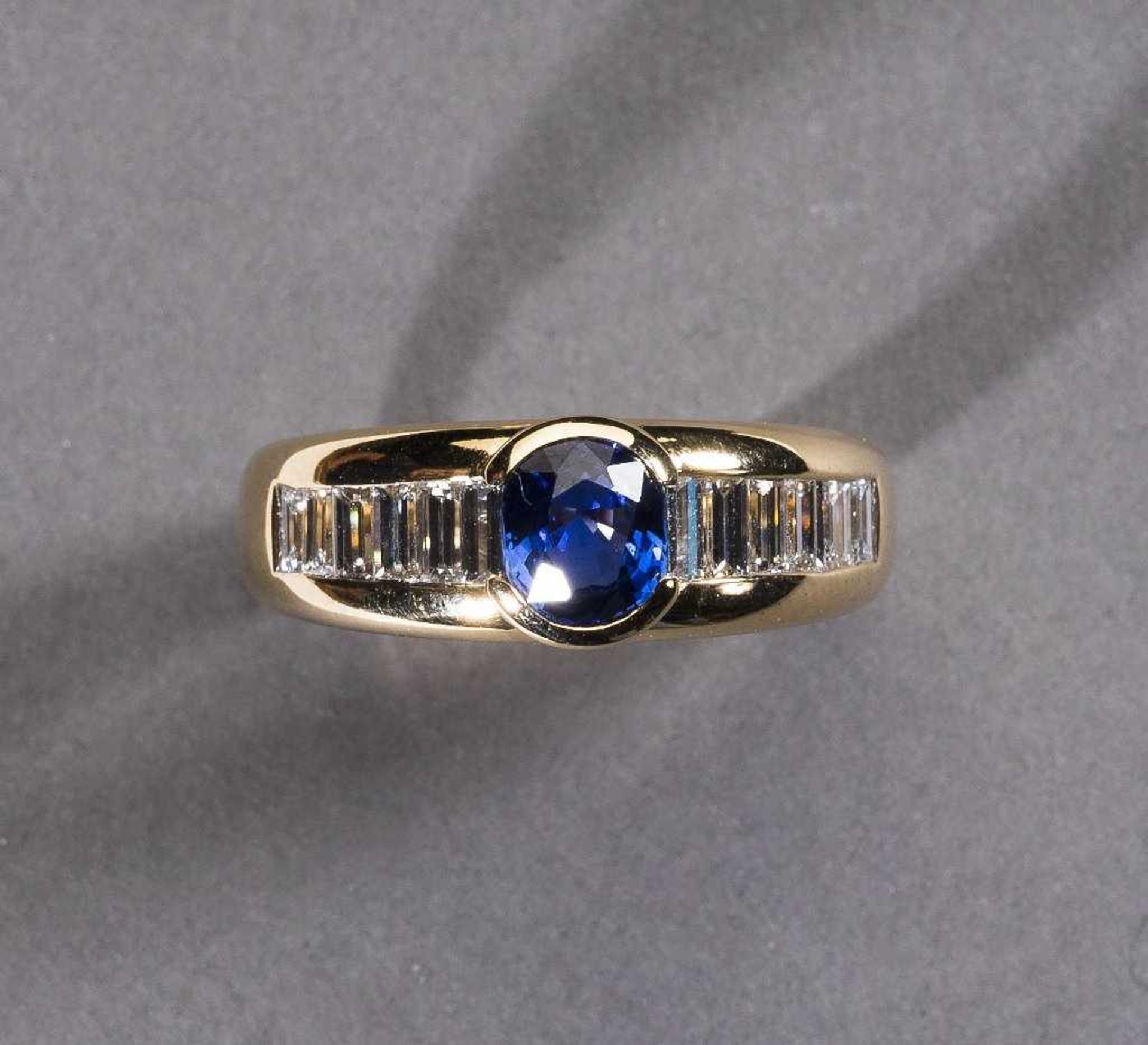 Hochfeiner Saphir-/Diamantring. Ovaler, antik facettierter, blauer Saphir ca. 0,99 ct.