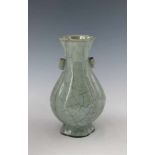Ming-Vase mit zwei Henkelösen. Seladonglasur mit Krakelee. China, um 1600. H 19,5 cm