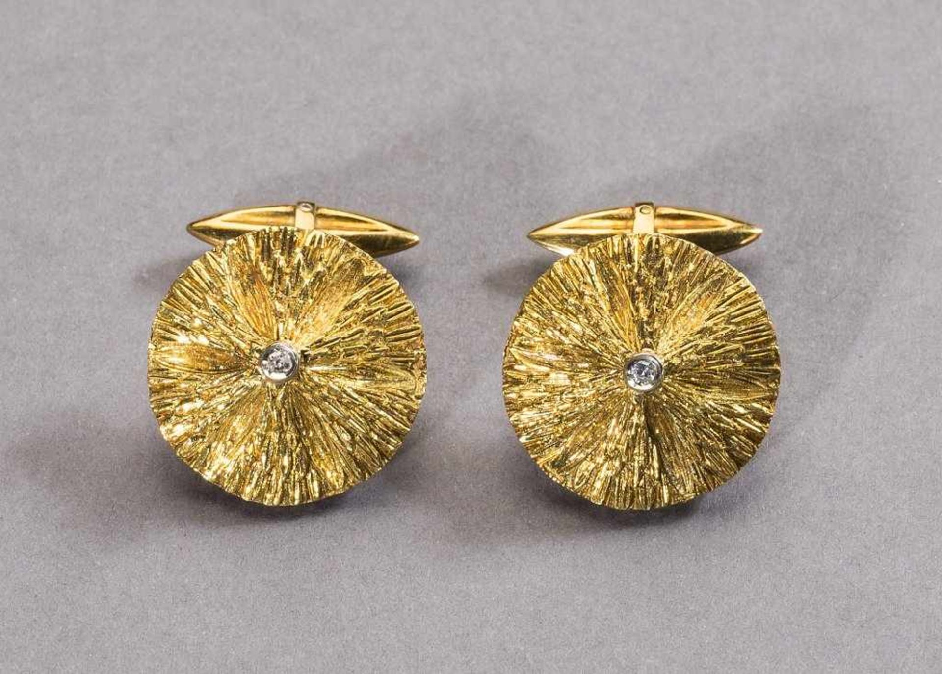 Paar goldene Manschettenknöpfe mit kleinen Diamanten. 18 ct. GG. 12,5 g