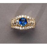 Saphir-/Brillantring. Feiner blauer Saphir ca. 1,36 ct. Brillanten und Diamanttrapeze ca. 1,33 ct.