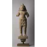Statue des Narashimha. Mischwesen zwischen Mensch und Löwe. Männlicher Korpus mit kurzem Sampot