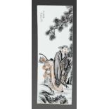 Porzellanbild. Weiser mit Schüler unter Kiefer. China. 43 x 15 cm
