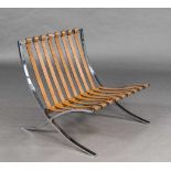 Barcelona Chair. Flachstahl mit Ledergurten (Polster fehlen). Entwurf Mies van der Rohe,