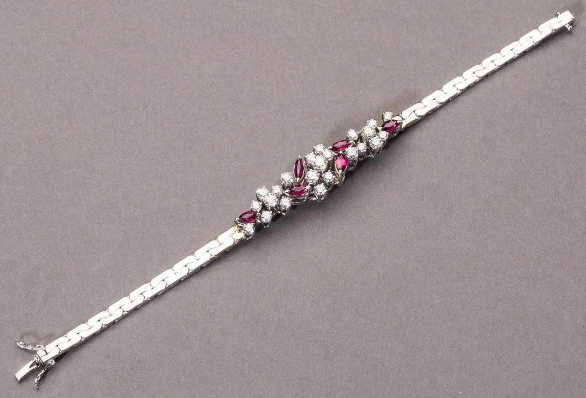 Feines Rubin-/Brillantarmband. Rubinnavetten ca. 1,44 ct. Brillanten ca. 2,28 ct. Weiß (