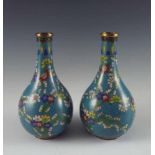 Paar Cloisonné-Vasen in Keulenform. Blauer Fond mit bunten Prunusblüten. China. H 20,5 cm