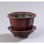 Cachepot mit Untersatz. Überlaufglasur in Purpurrot. China, Qing-Zeit. Ø 15 cm