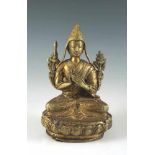 Sitzender Lama auf Lotossockel. Dhyana Asana. Vitarka Mudra. Gelbguss. H 16,5 cm