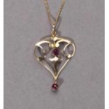 Goldener Herzanhänger mit Amethyst. 9 ct. GG. H 4 cm. Dazu Kette in 8 ct. GG