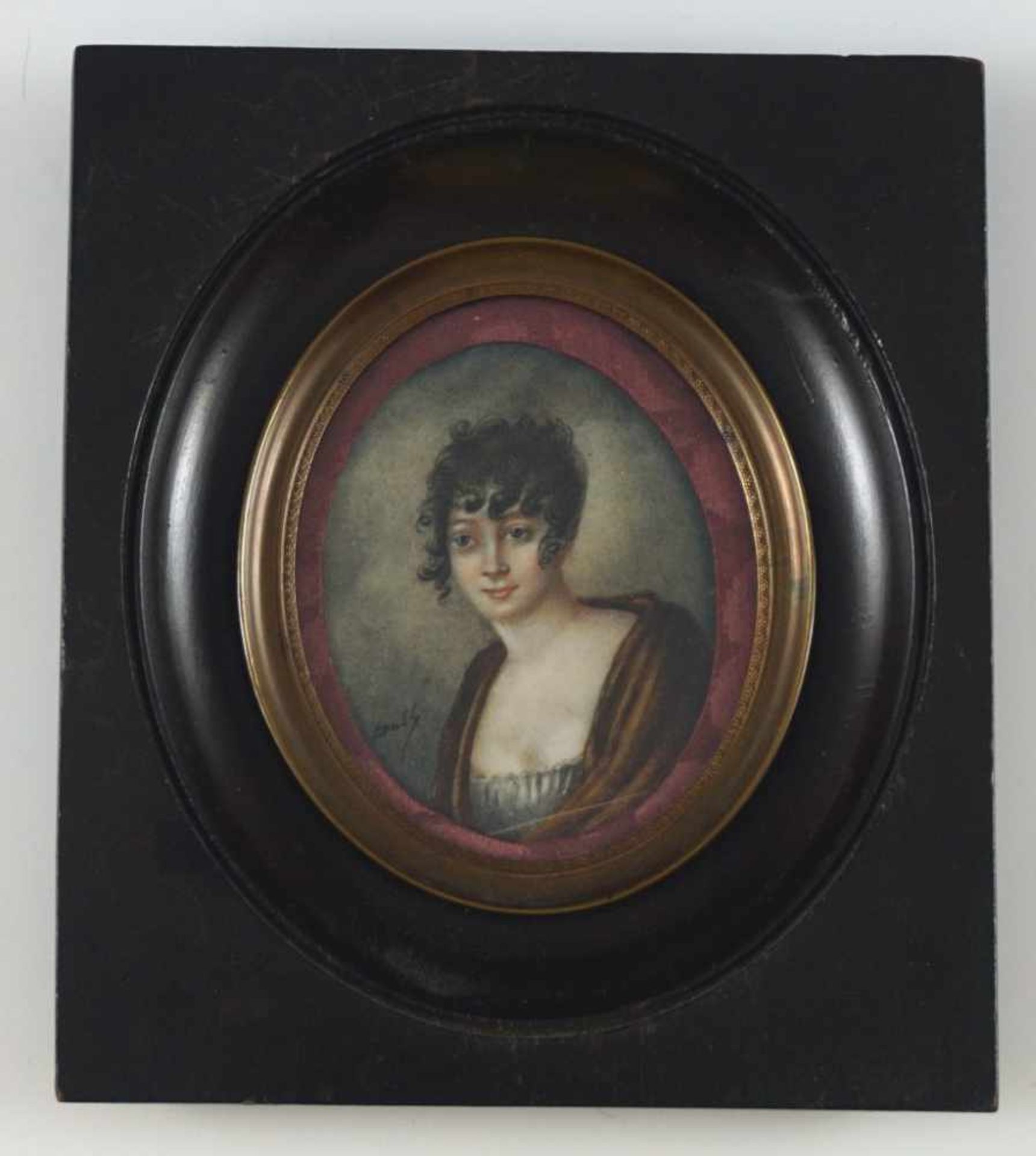 Damenportrait mit Stöpsellocken und tiefem Dekolleté. Auf Elfenbein. Um 1900. Oval, 6,5 x 5 cm. R