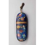 Cloisonné-Etui. Blauer Grund mit polychromen Einschmelzungen. Buddhistische glückhafte Zeichen.