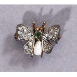 Feine Schmetterlingsbrosche mit Diamanten, Smaragd und Perle. Fassung 14 ct. GG und WG. Mitte 20.