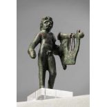 Etruskische Bronzefigur. Jüngling mit Lyra. Fundort vermutlich Vejo. Etruskisch, 4. Jh. v.Chr. H 7,8