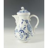 Kaffeekanne. Zwiebelmuster. Blaue Schwertermarke Meissen. H 21,5 cm