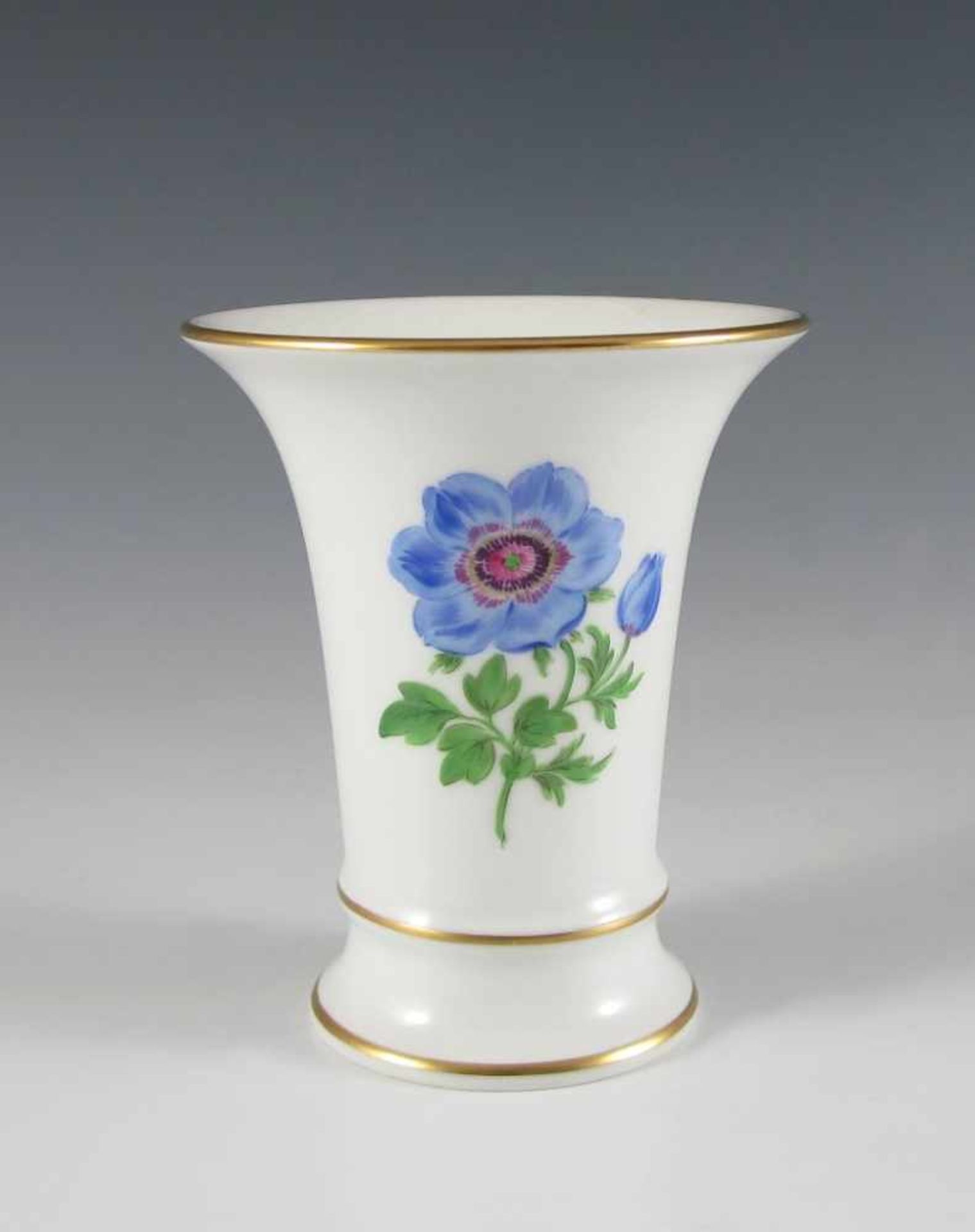 Trompetenvase mit polychromen Blüten. Blaue Schwertermarke Meissen, 20. Jh. H 10 cm