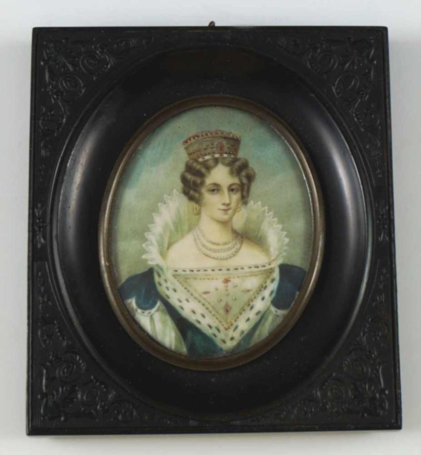 Portrait einer Fürstin im Staatsgewand mit Hermelin. Auf Elfenbein. Um 1900. Oval, 8,2 x 6,3 cm. R