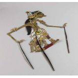 Schattenspielfigur aus dem Wayang Kulit. Leder mit Horn. Java, 1. H. 20. Jh. H 60 cm