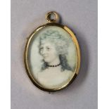 Portrait einer Dame mit Perlenschmuck. Auf Elfenbein. 19. Jh. Oval, 5 x 3,8 cm. R
