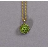 Chromdiopsid-Anhänger. Chromdiopside in Pavéfassung. 14 ct. GG. Dazu Kette in 8 ct. GG, L 41 cm