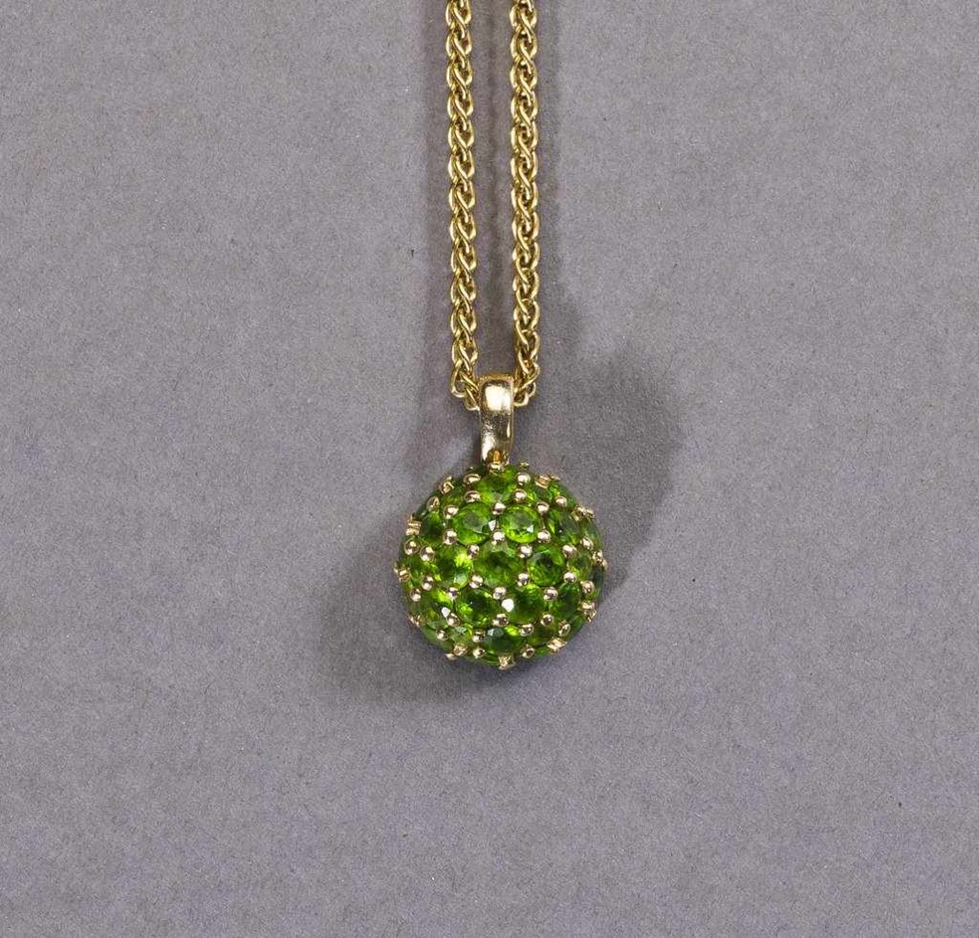 Chromdiopsid-Anhänger. Chromdiopside in Pavéfassung. 14 ct. GG. Dazu Kette in 8 ct. GG, L 41 cm