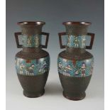 Paar Bronze-/Cloisonné-Vasen. Auf Korpus und Hals umlaufend figurale Szenen. China, für den