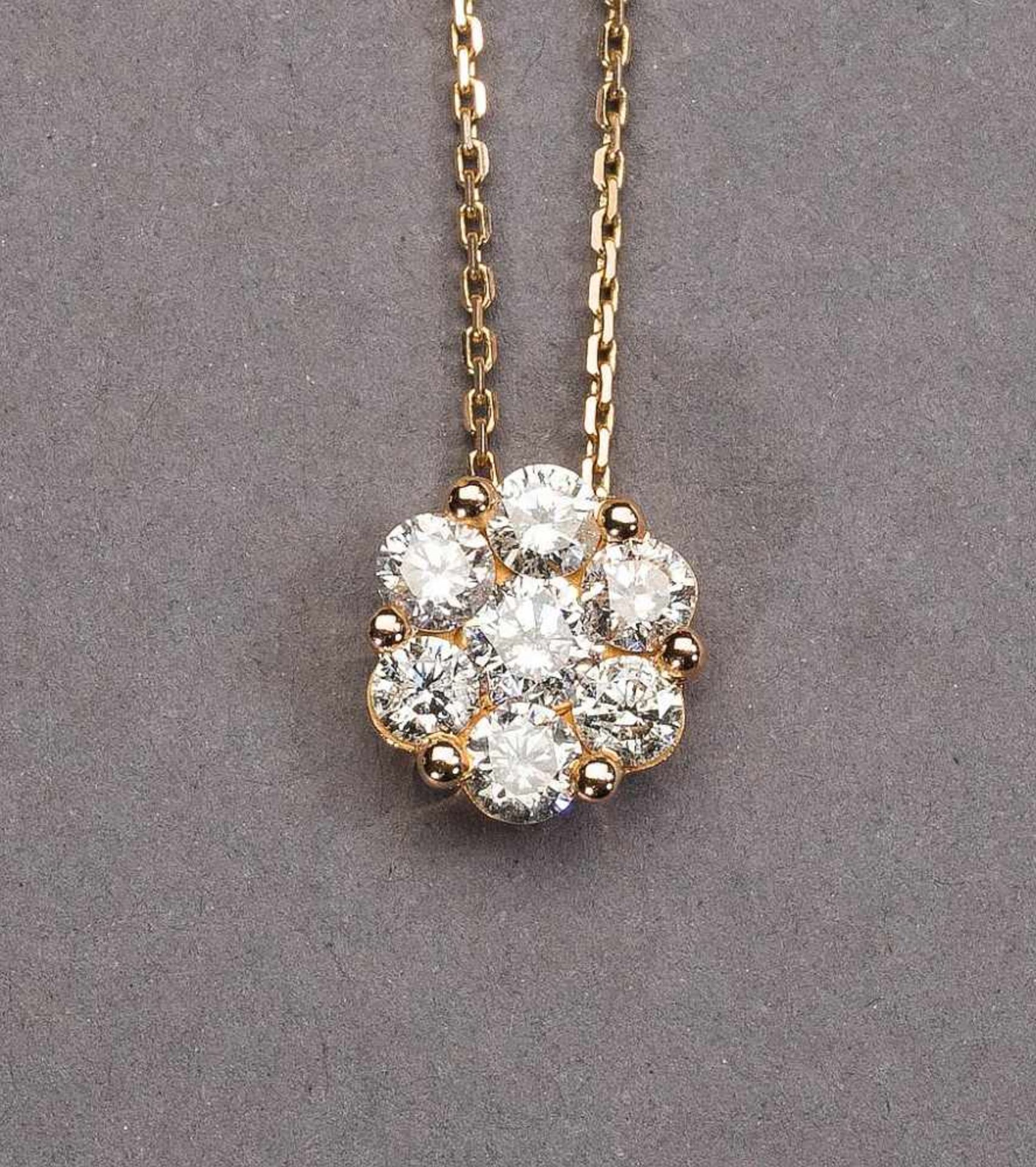 Brillantanhänger in Blütenform. Sieben Brillanten ca. 1 ct. Fassung 18 ct. Roségold. Dazu Ankerkette