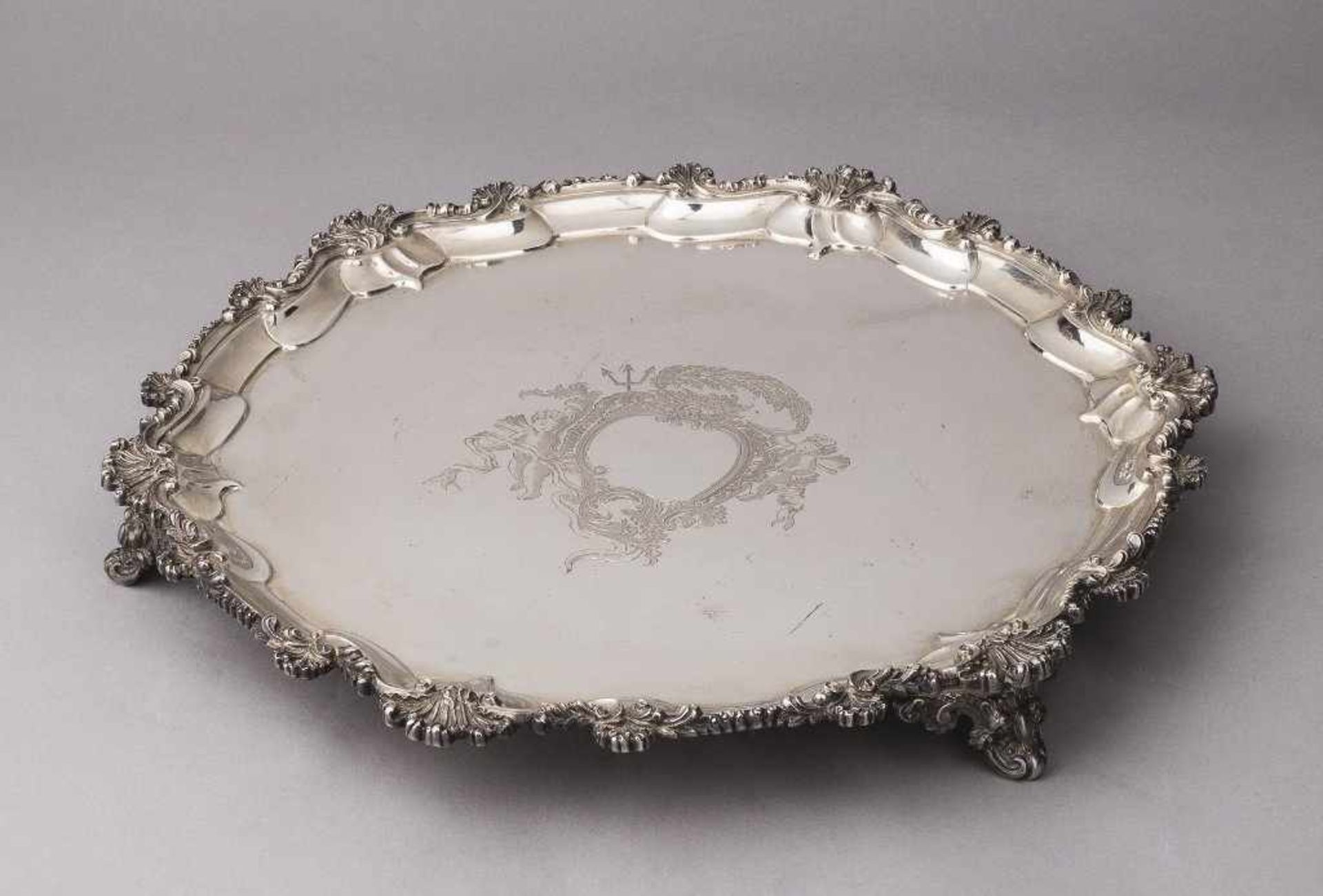 Salver. Tablett auf drei Volutenfüßen. Profilierte Kante. Ziergravur. Meistermarke F.E.