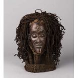 Tanzmaske der Tschokwe. Gesichts-Tatauierung. Rastalocken aus Baumwolle. Kongo. H 24 cm