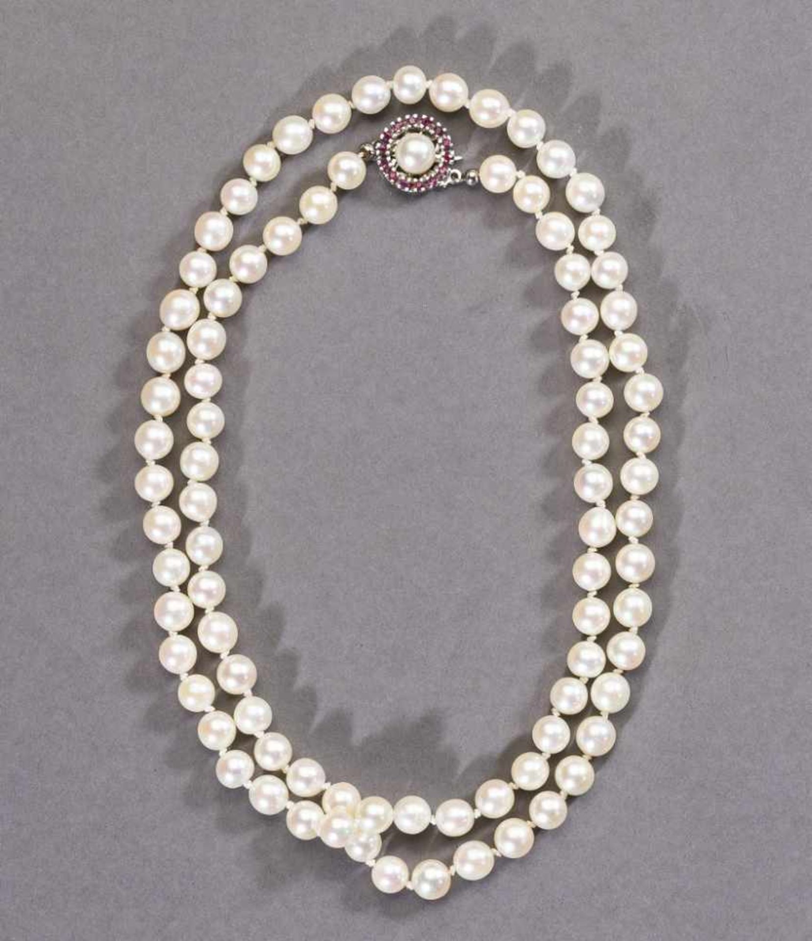Akoya-Zuchtperlenkette. Perlen Ø 6,2 mm. Schloss 14 ct. WG mit Rubinen. L 60 cm
