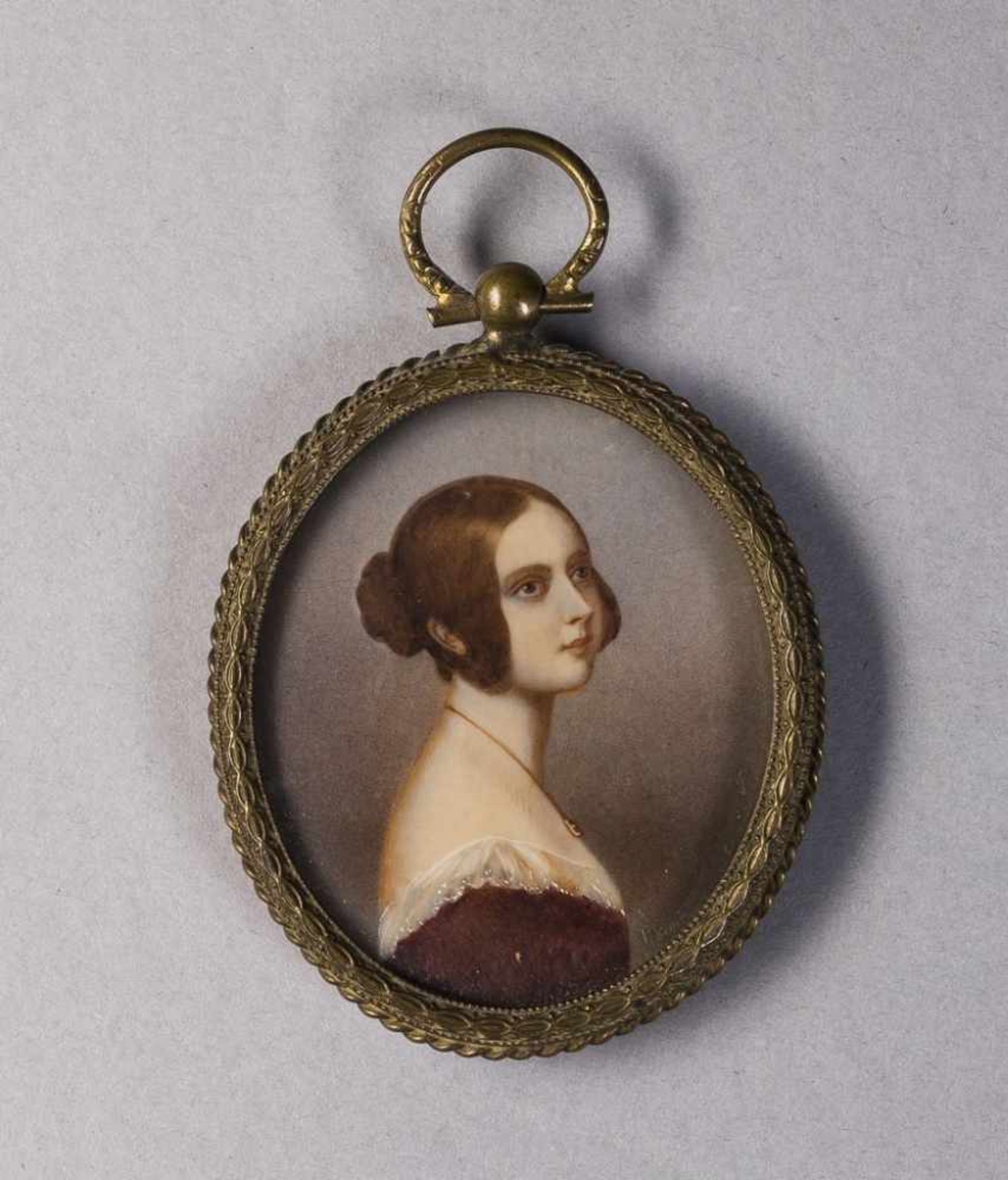 Mädchenportrait. Büste im Profil von rechts. Auf Elfenbein. Um 1900. Oval, 5,2 x 5 cm. R