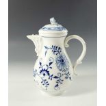 Kaffeekanne. Zwiebelmuster. Blaue Schwertermarke Meissen. H 21,5 cm