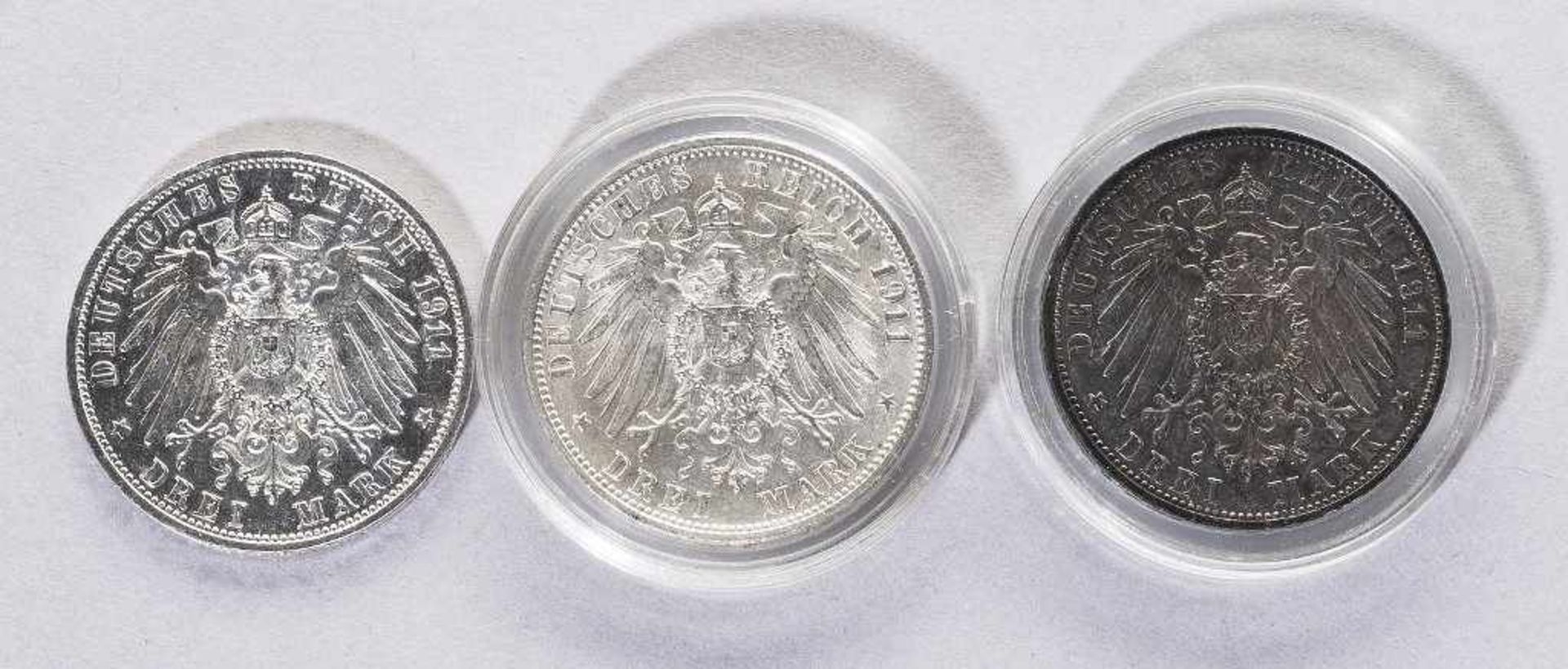 Drei Silbermünzen: 3 Mark Deutsches Reich 1911 Wilhelm und Charlotte von Württemberg Silberhochzeit - Bild 2 aus 2