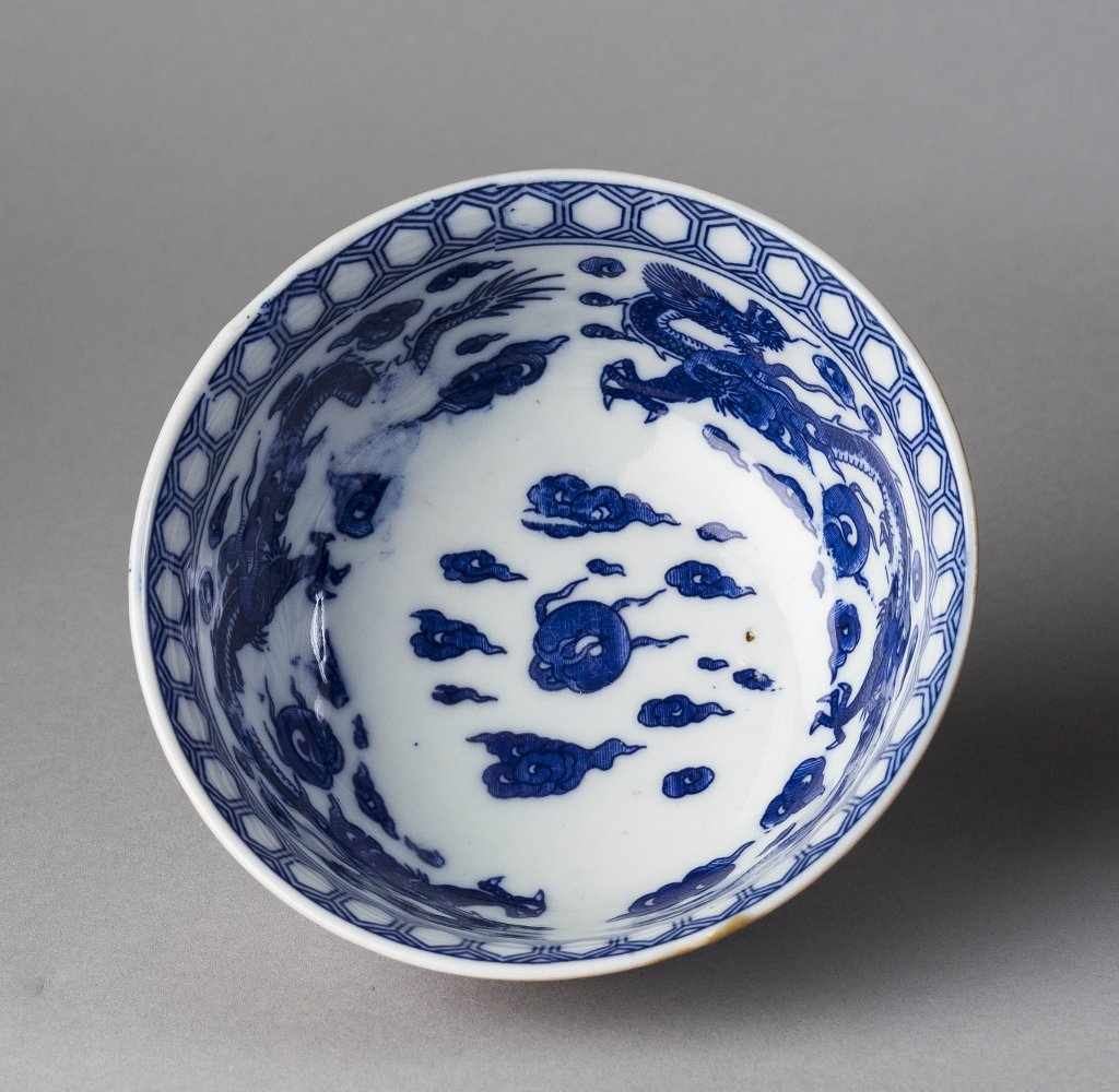 Kumme. Innen unterglasurblau mit Drachen, außen monochrom karamelfarben. China, 19. Jh. Ø 12,5 cm