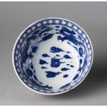 Kumme. Innen unterglasurblau mit Drachen, außen monochrom karamelfarben. China, 19. Jh. Ø 12,5 cm