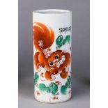 Großer Pinselhalter. Zylindrische Vase. Porzellan bemalt mit Shishi. China. H 28,5 cm