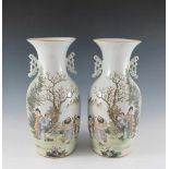 Paar Bodenvasen. Polychrome Bemalung mit Figuren in Felslandschaft und blühendem Prunus. China. H 43
