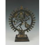 Tanzender Shiva vor Flammenaureole. Gelbguss dunkel patiniert. H 38,5 cm