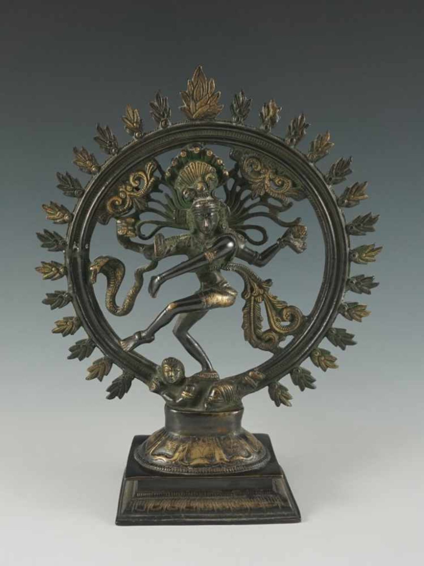 Tanzender Shiva vor Flammenaureole. Gelbguss dunkel patiniert. H 38,5 cm