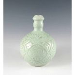 Kugelbauchvase. Palmettenrelief. Seladonglasur. China, um 1900. H 16,5 cm