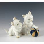 Zwei Kätzchen mit Ball. Figurine mit Unterglasurdekor. Bez. K(arl) Tutter. Lorenz Hutschenreuther