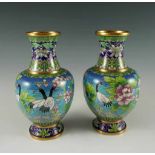 Paar Cloisonné-Vasen. Balusterform. Seerosenteich mit Störchen und Chrysanthemen. China. H 20,5 cm