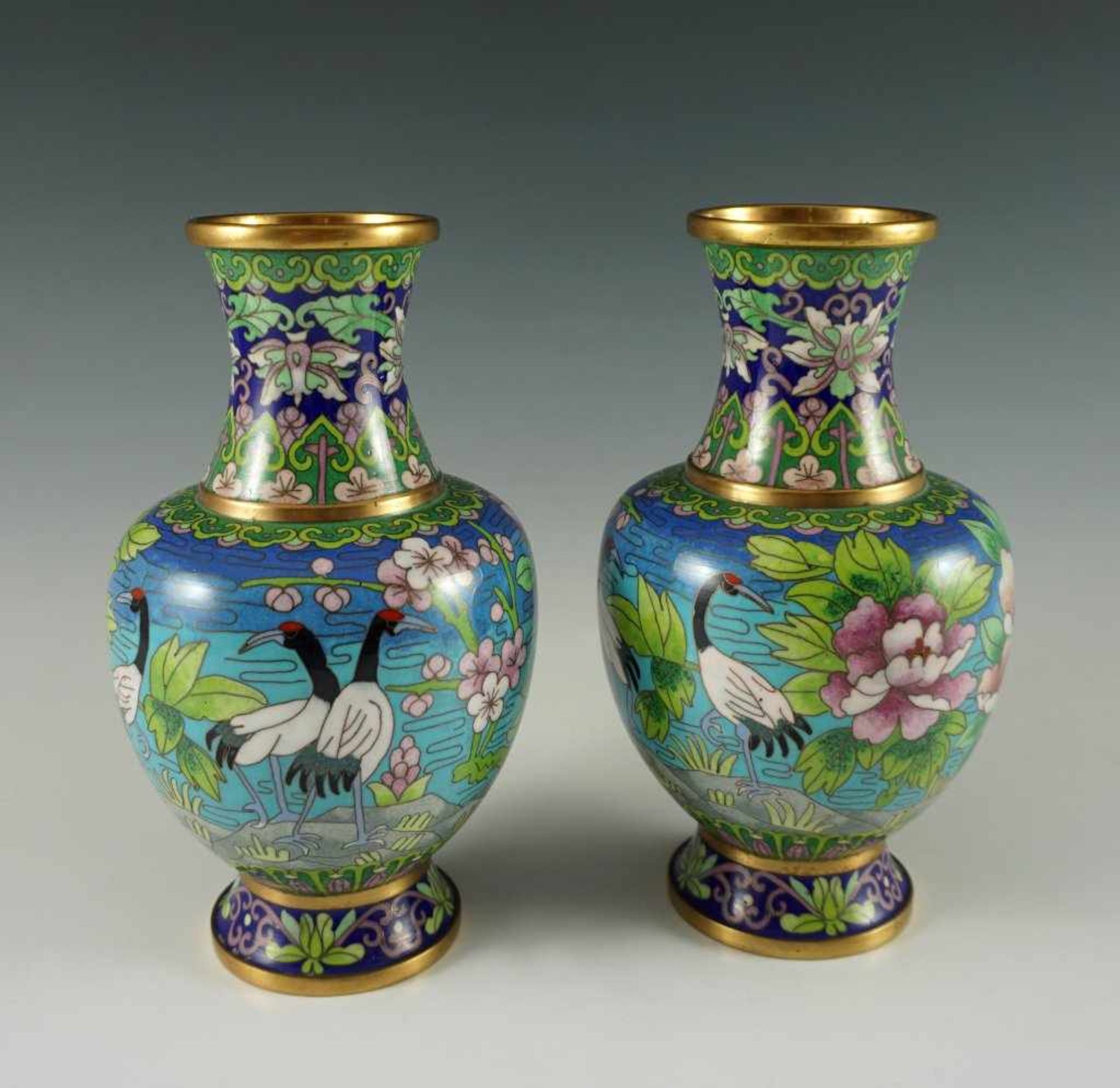 Paar Cloisonné-Vasen. Balusterform. Seerosenteich mit Störchen und Chrysanthemen. China. H 20,5 cm