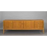 Sideboard. Drei Türen, vier Schübe. Teak. Fristho/Niederlande, 1960-er Jahre. 75 x 230 x 43 cm