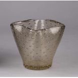 Vase. Hellgelbes Glas. Vierpassig gekniffen. Eingestochene Luftblasen. Um 1920. H 14 cm
