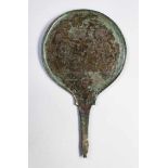 Etruskischer Bronze-Griffspiegel. Spiegelseite mit Perlrand. Griff in Tierkopf endend. Rückseitig