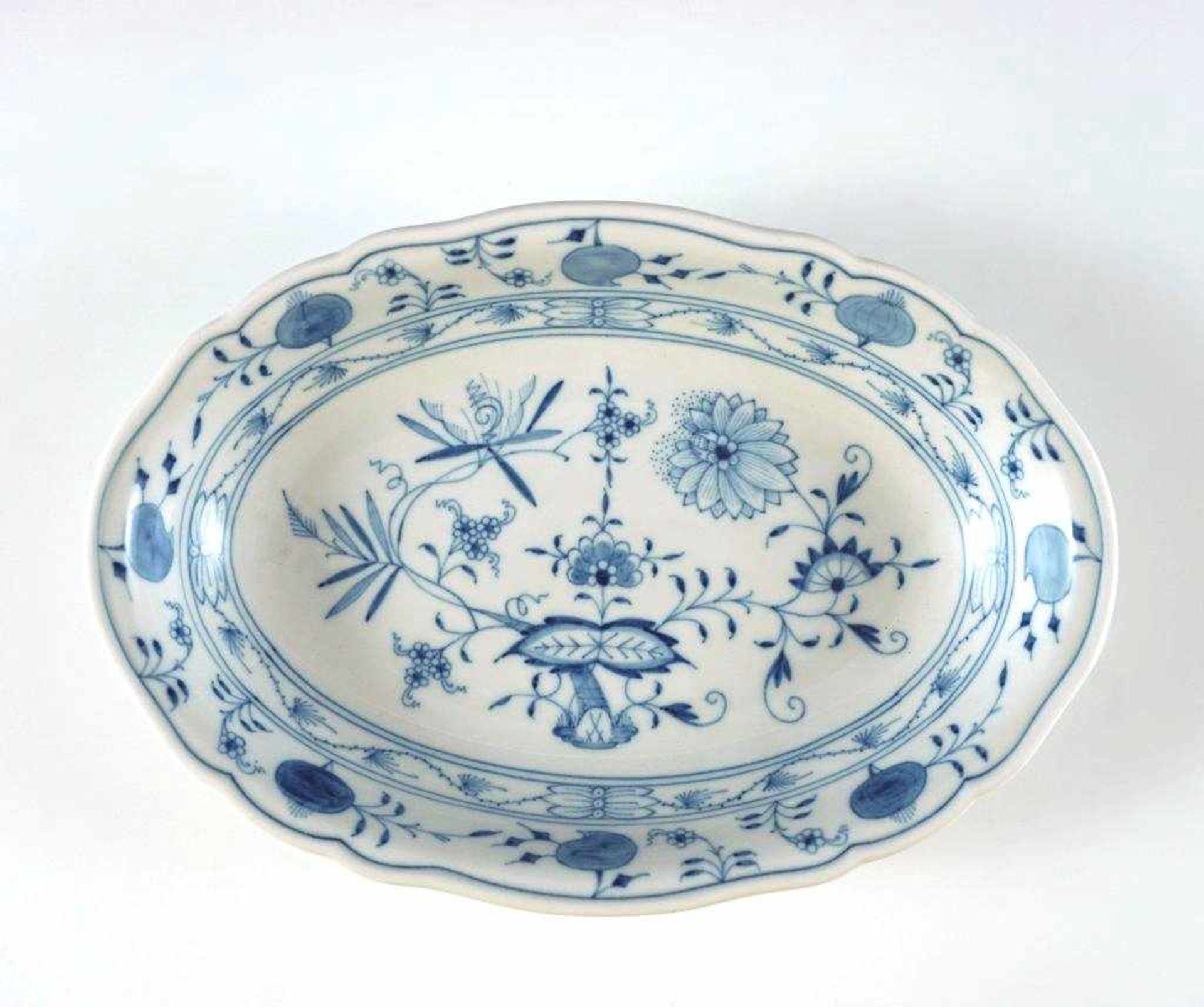 Ovale Schale. Zwiebelmuster. Blaue Schwertermarke Meissen. L 25 cm