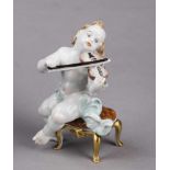 Sitzender Putto beim Geigenspiel. Polychrom staffierte Figurine. Rosenthal Selb. H 10 cm